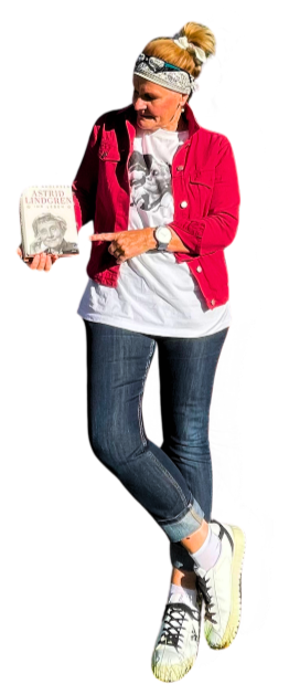 Stadtführerin steht lessig da mit einem Buch in der Hand